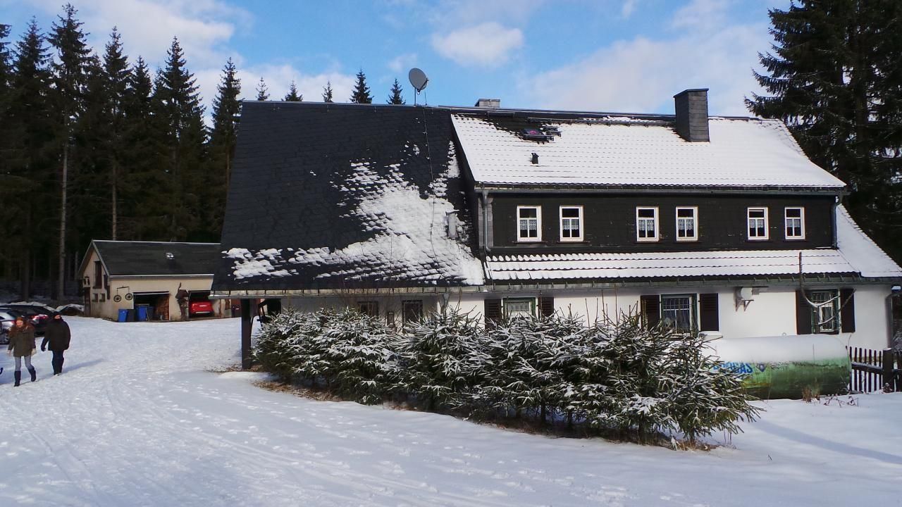 Ausflugsziel Gasthaus Henneberg (ca. 2,5 h Fußweg) Ausflugsziel Gasthaus Henneberg (ca. 2,5 h Fußweg)